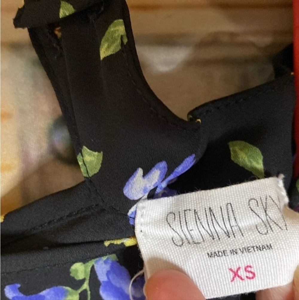 Sienna Sky Black Floral Short Sleeve Blouse Women's Size XS NWOT - Picture 3 of 16